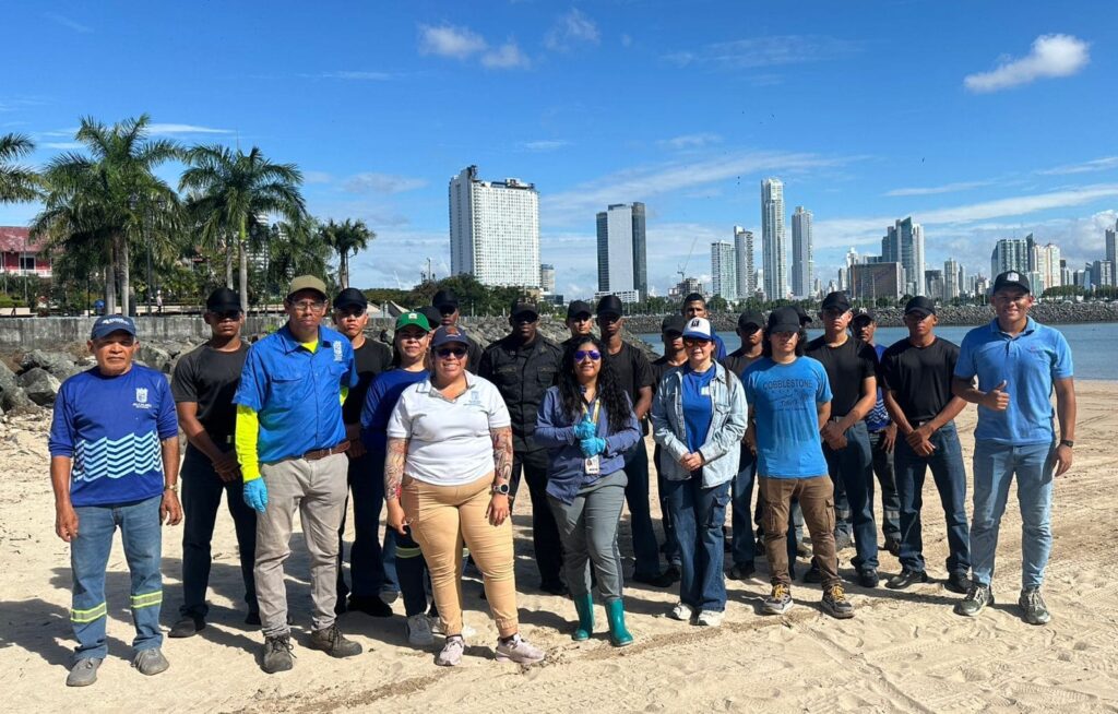 Cámara Marítima de Panamá se suma a jornada de limpieza de playa junto al Municipio de Panamá