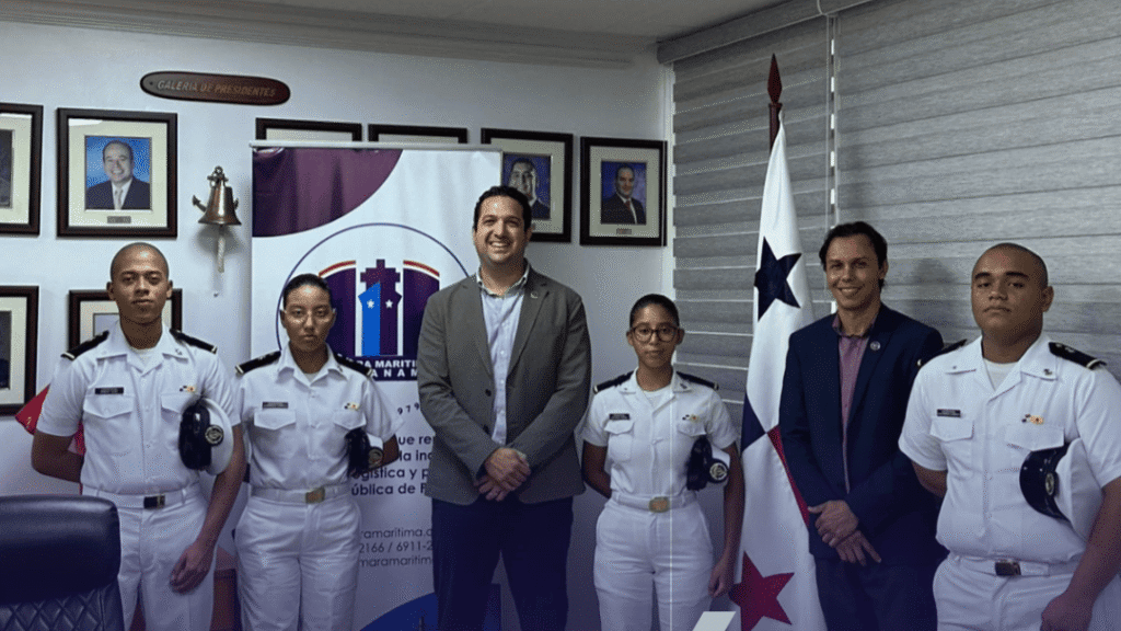 Estudiantes de Ingeniería Náutica presentan innovador proyecto sobre limpieza de microplásticos en los océanos