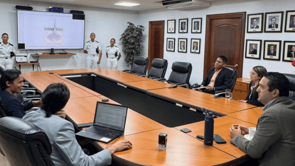 Estudiantes de Ingeniería Náutica presentan innovador proyecto sobre limpieza de microplásticos en los océanos