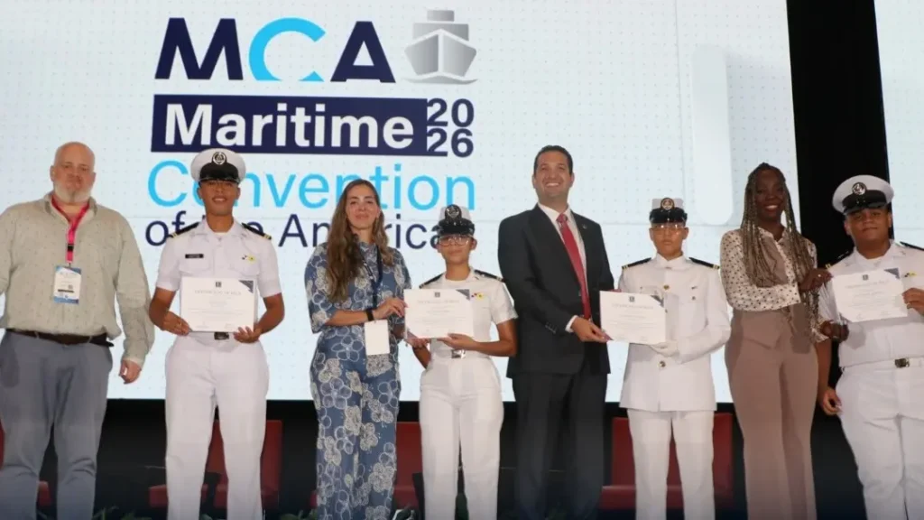 Estudiantes de la UMIP reciben becas durante MCA 2026