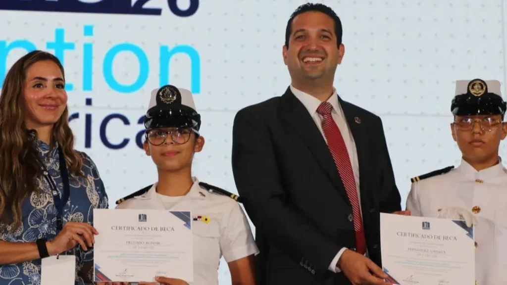 Estudiantes de la UMIP reciben becas durante MCA 2026