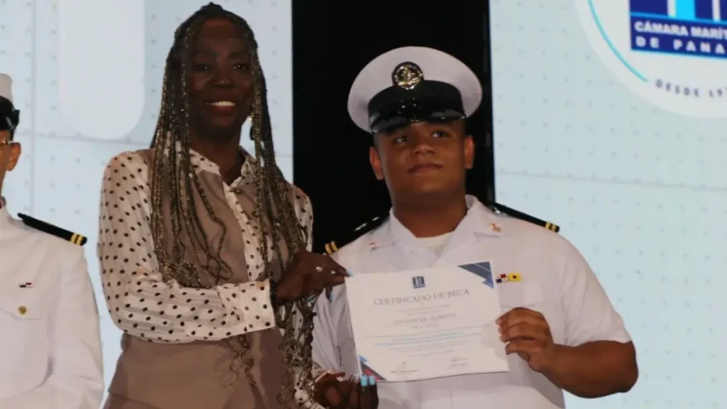 Estudiantes de la UMIP reciben becas durante MCA 2026